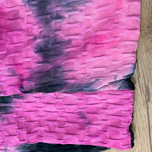 Booty Hugging Textured Leggings - Picture 2 of 6